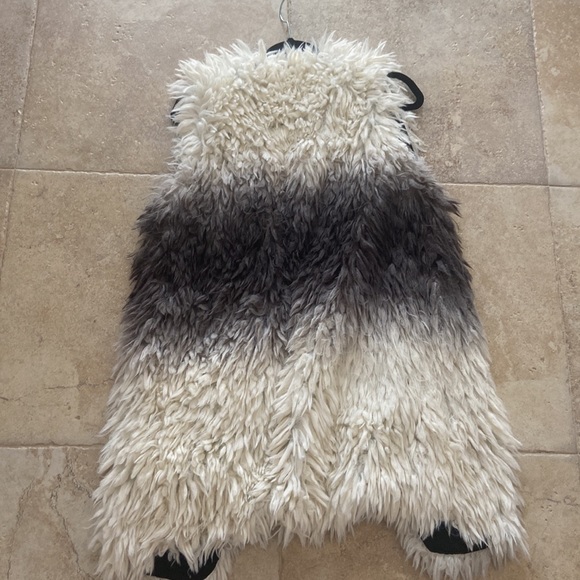 Guess 2 toned size small faux fur vest. Great condition, used - Picture 2 of 3